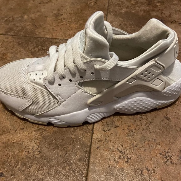Youth Nike huarache sneakers - Picture 2 of 7